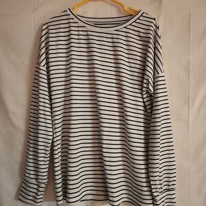 Long sleeve black and white top